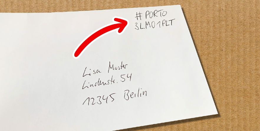 Briefmarke mit Stift auf Umschlag geschrieben