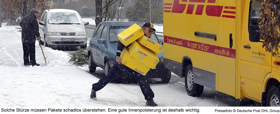 Paketzusteller stürzt mit einem Paket bei Schnee