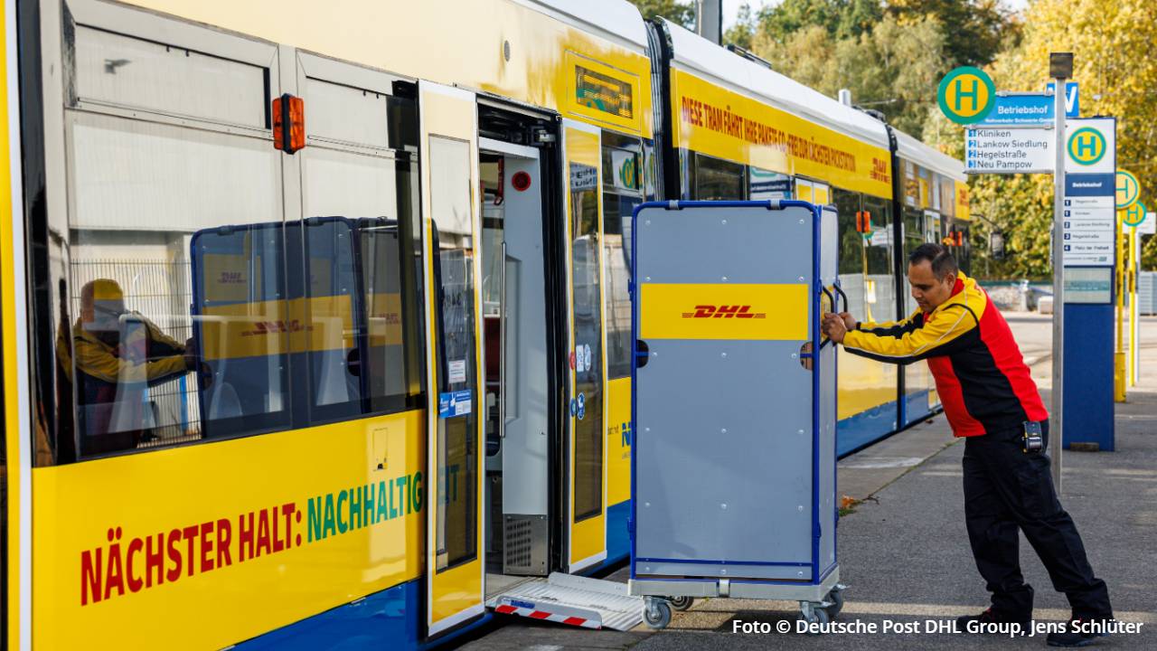 Pilotversuch: DHL lieferte Pakete mit der Straßenbahn