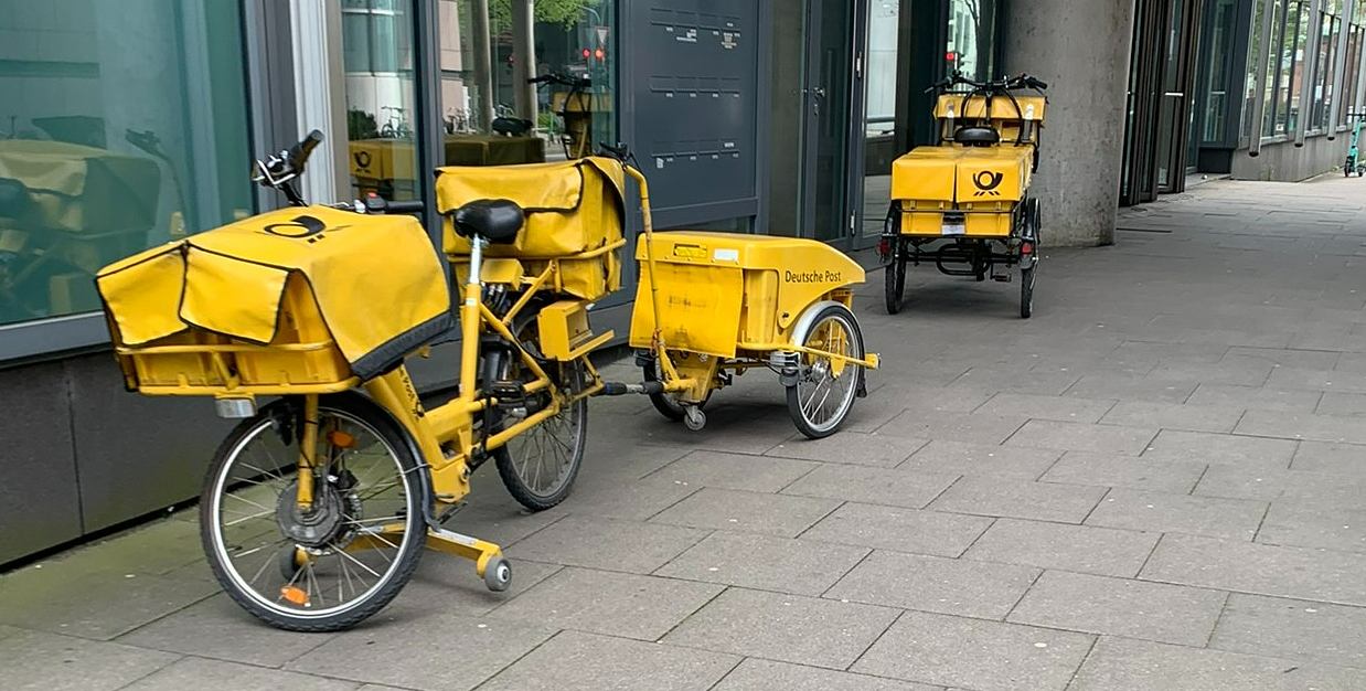 Fahrräder von Postzustellern